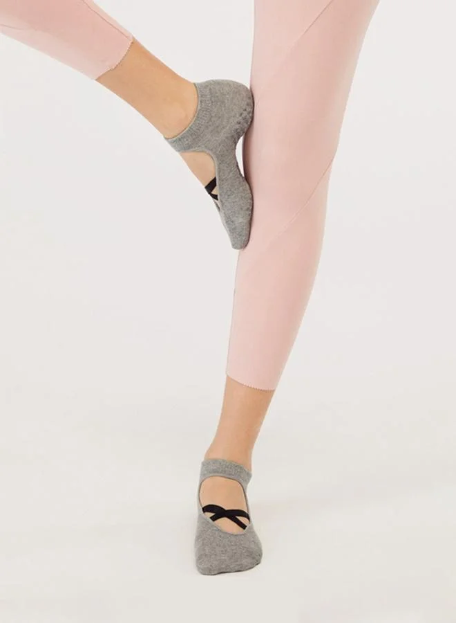 Styli Active Grey Thin Cross Over Straps Silicon Pad No Show Yoga Socks