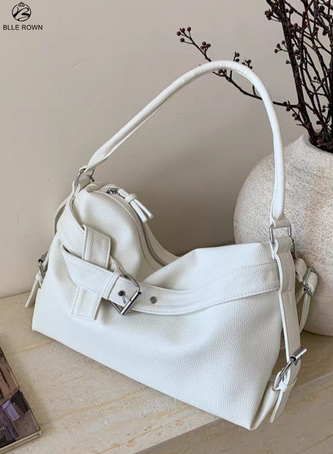 بليه روان شنطة هوبو نسائية باللون الأبيض بتصميم حديث مع تفاصيل الحزام، مصنوعة من جلد صناعي ناعم ومتين. توفر مساحة واسعة تناسب احتياجاتك اليومية سواء للعمل أو الجامعة أو السفر. تأتي مع حزام طويل قابل للتعديل للارتداء ككروس بودي، بالإضافة إلى جيوب داخلية للتنظيم المثالي. خيار رائع للسيدات الباحثات عن الأناقة والعملية في شنطة واحدة. - Image 2