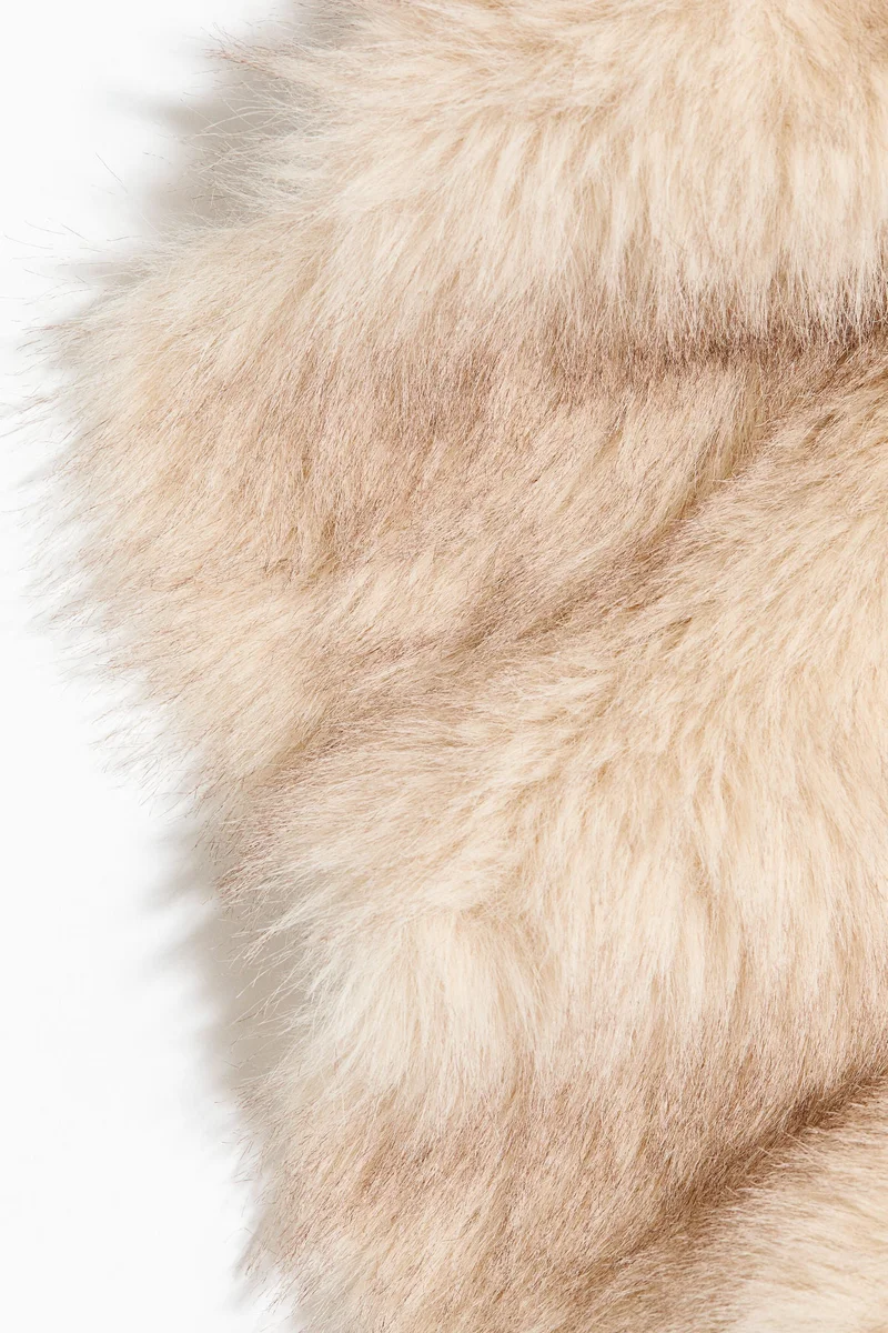 اتش اند ام ياقة غير متماثلة