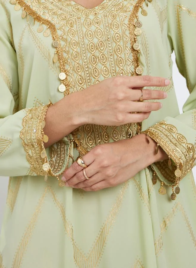 أميرة جلّابية بطبعة شيفرون ولمعة مع تطريز ذهبي