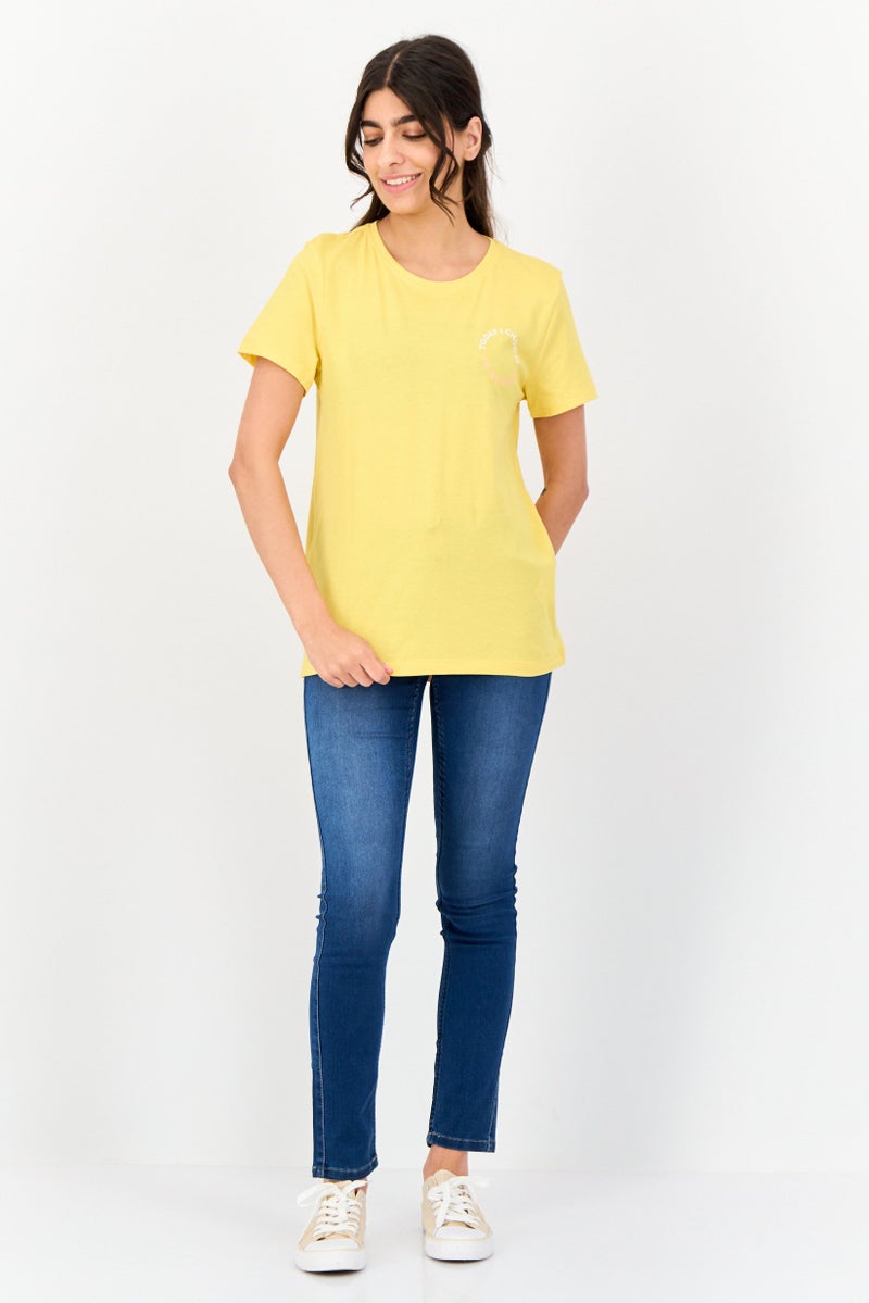 ONLY تي شيرت نسائي بقصة عادية بأكمام قصيرة وطباعة جرافيك، أصفر - Image 3