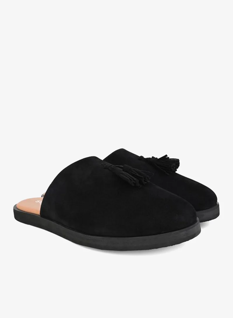 ستايلي قباقيب من جلد الغزال مع تفاصيل شرابة