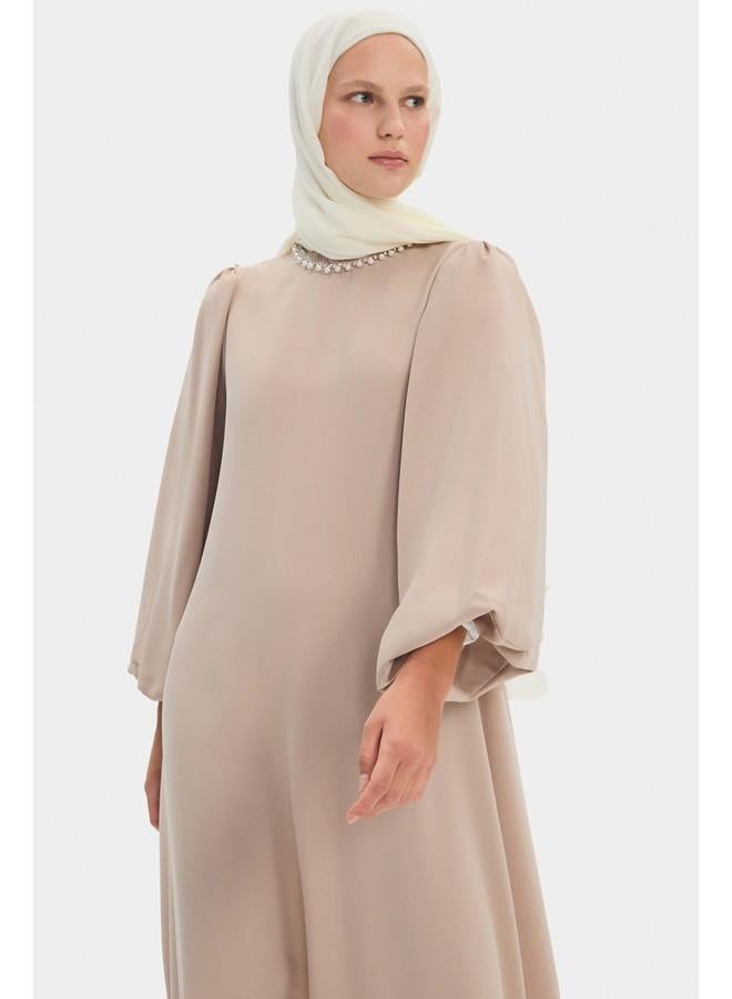 جون فستان نسائي بياقة عالية وتفاصيل حجرية عند الخصر وأكمام بالون من جـون - Image 4