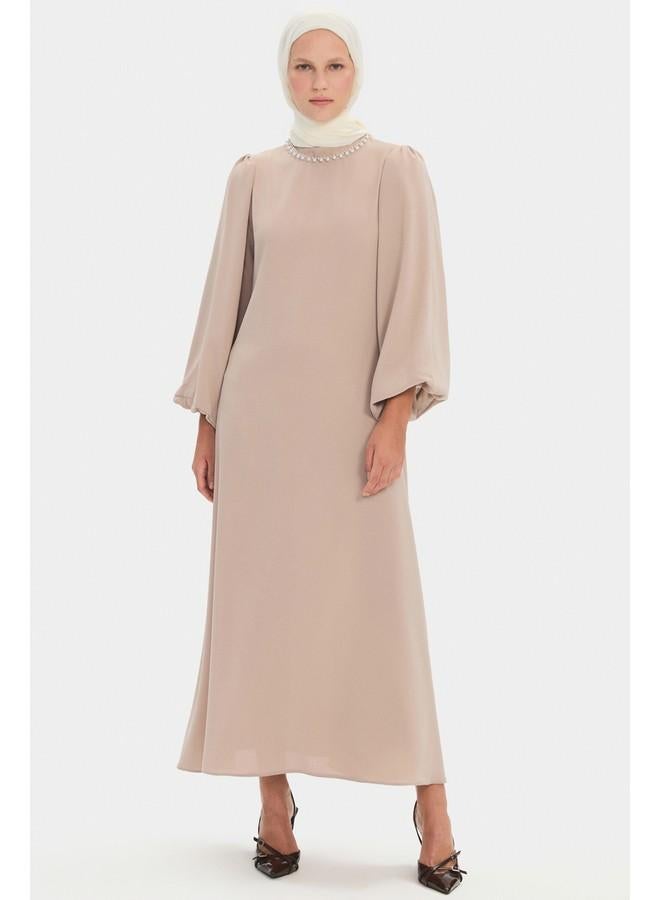 جون فستان نسائي بياقة عالية وتفاصيل حجرية عند الخصر وأكمام بالون من جـون - Image 2