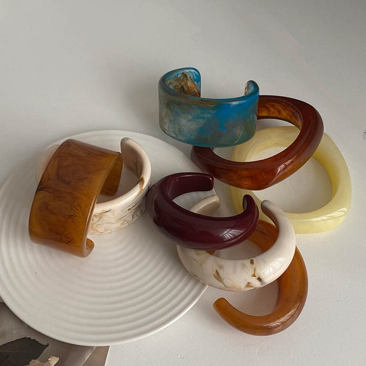 Colorful Resin Bracelet for Women - Unique Crescent Design, Fashionable Hand Bangle - Image 1
