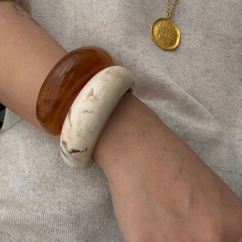 Colorful Resin Bracelet for Women - Unique Crescent Design, Fashionable Hand Bangle - Image 2