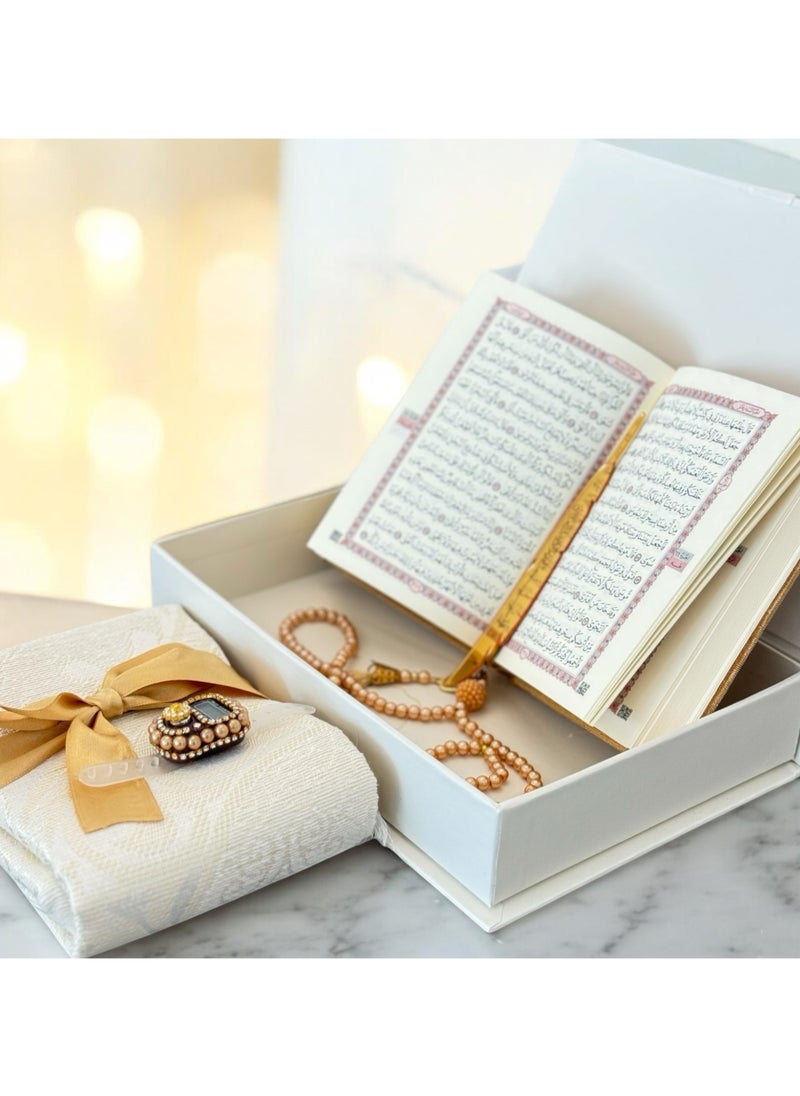 أولودينيز  هدية ل شهر رمضان  مميزة بلون أبيض تتكون من مصحف مخمل باللغة العربية،  وكذلك مسبحة الكترونية ومسبحة خرزية ، وسجادة صلاة ، وفاصل قرائي مذهب على شكل ريشة  ، الصناعة تركية والعمل يدوي  - Image 3