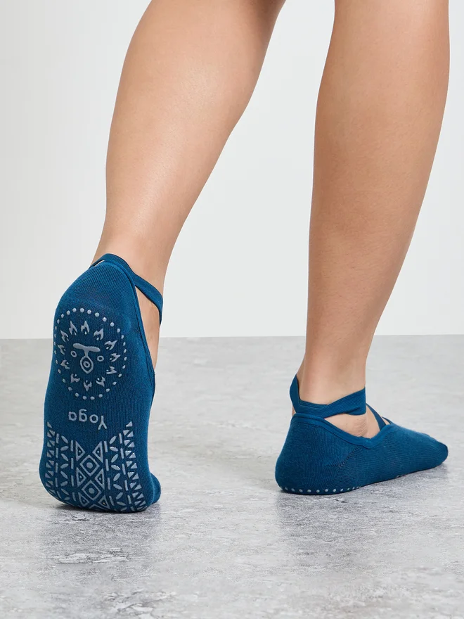Styli Styli Cross Over Straps Silicon Pad Active No Show Yoga Socks