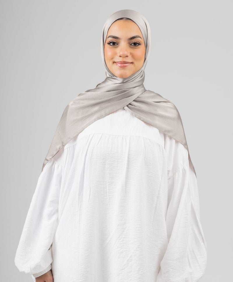 طرحة حريرية أنيقة رمادية دافئة
