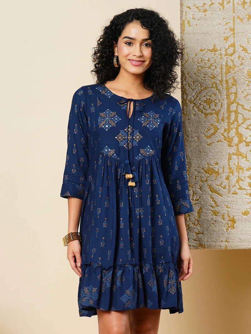 جلو باص فستان ميني نسائي بطبعات عرقية وربطة عنق من جلوبس