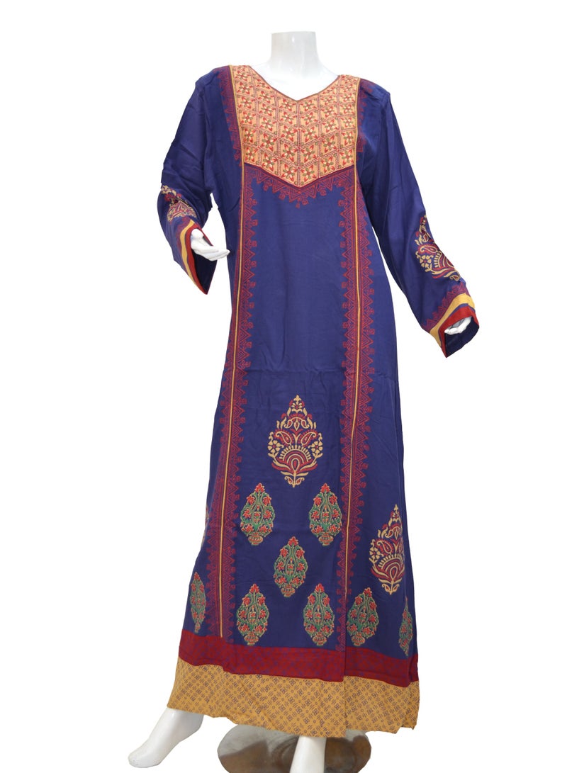 زينة فستان ماكسي قطني مريح وأنيق - جلابية نسائية بياقة دائرية مغلقة (Jewel Neck) - تطريز فاخر على الصدر وطباعة كاملة - Image 1