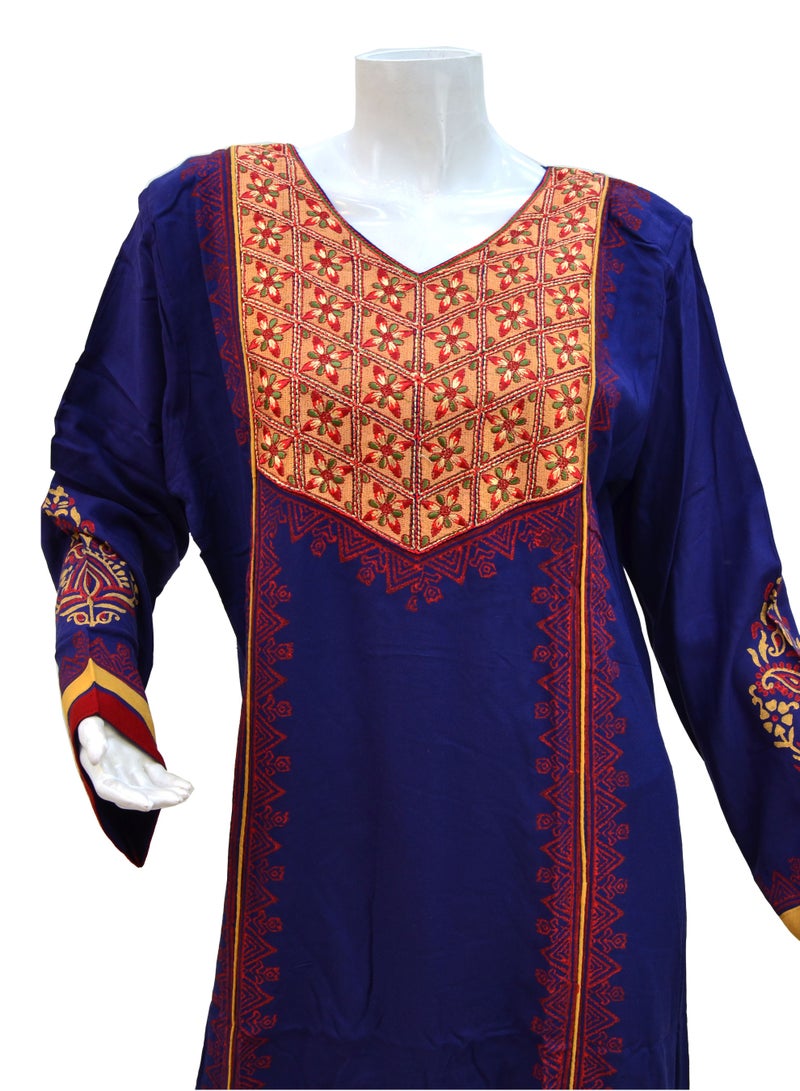 زينة فستان ماكسي قطني مريح وأنيق - جلابية نسائية بياقة دائرية مغلقة (Jewel Neck) - تطريز فاخر على الصدر وطباعة كاملة - Image 2