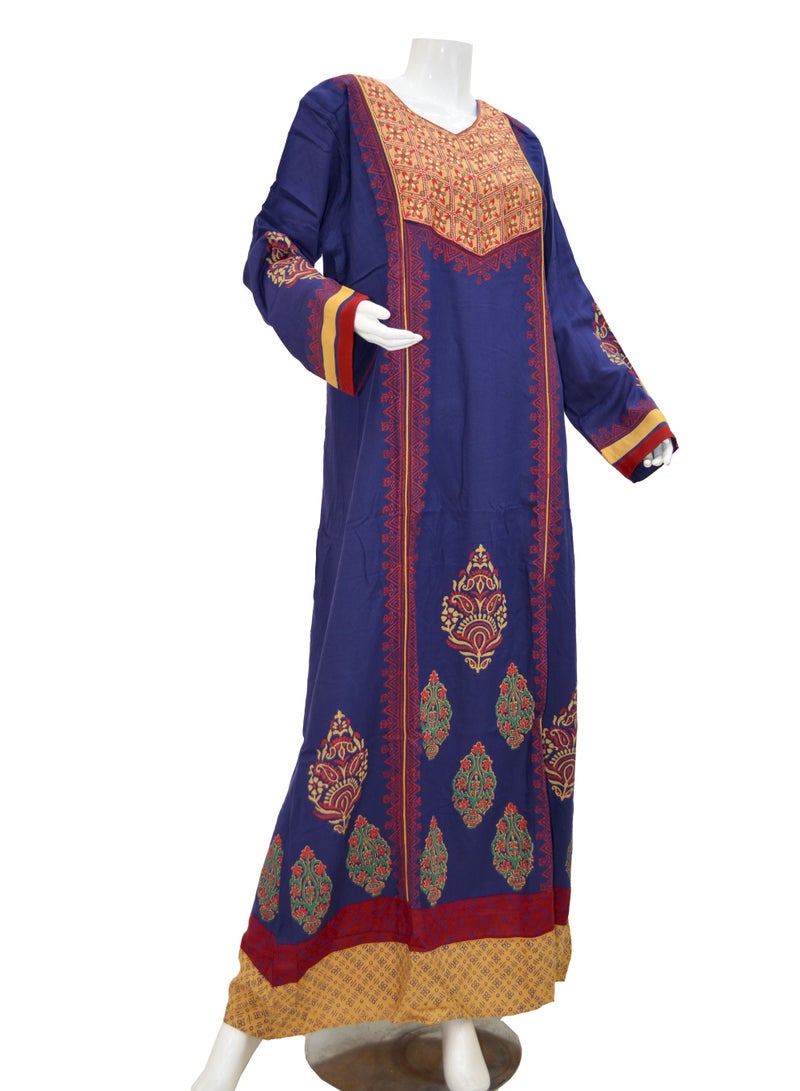 زينة فستان ماكسي قطني مريح وأنيق - جلابية نسائية بياقة دائرية مغلقة (Jewel Neck) - تطريز فاخر على الصدر وطباعة كاملة - Image 3