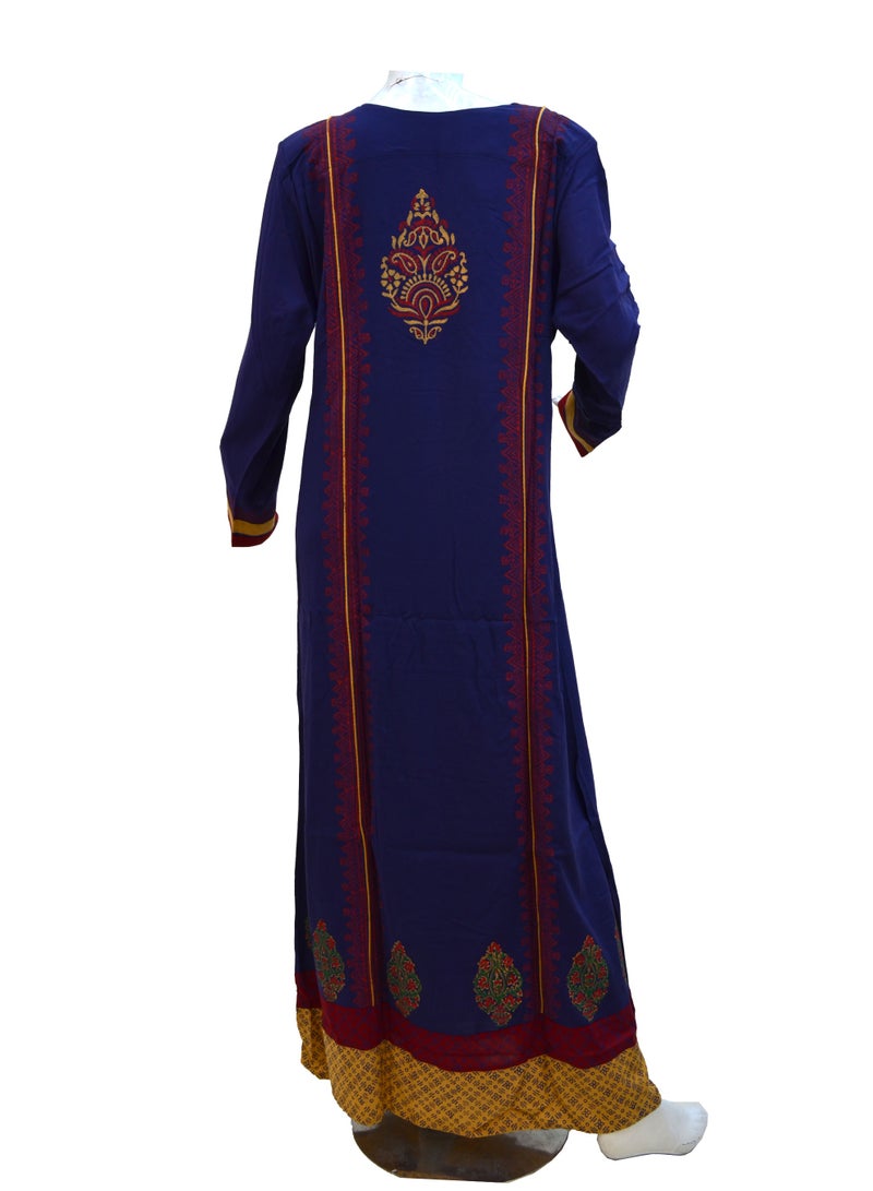 زينة فستان ماكسي قطني مريح وأنيق - جلابية نسائية بياقة دائرية مغلقة (Jewel Neck) - تطريز فاخر على الصدر وطباعة كاملة - Image 4