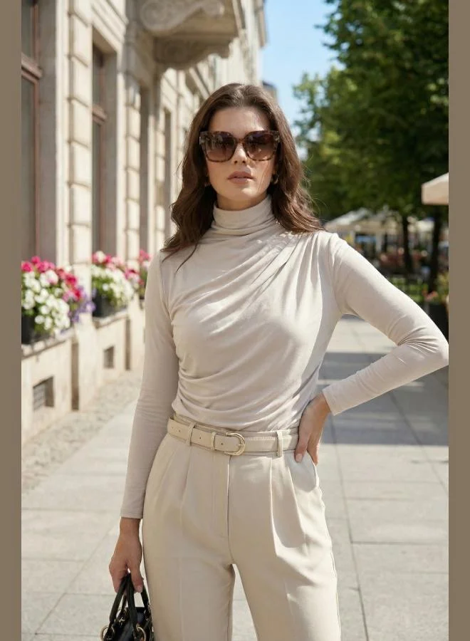 ليلا بلوزة نسائية بياقة واقفة وتفاصيل مزمومة بقصة ضيقة