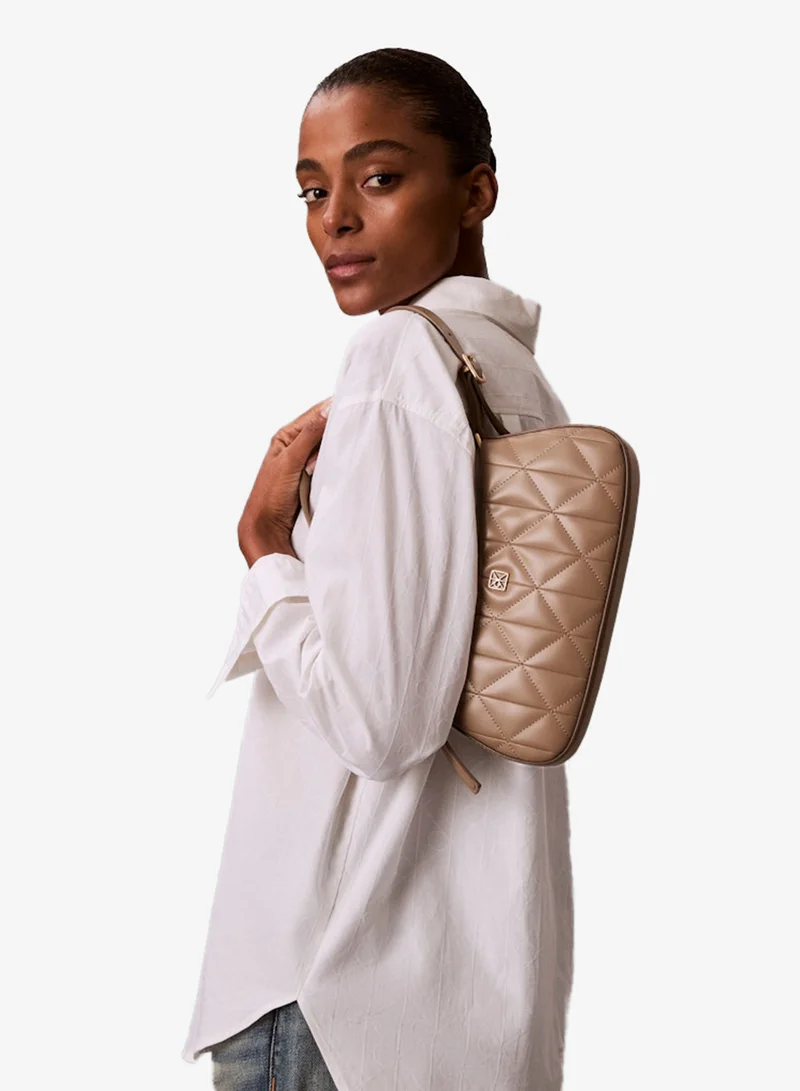 كالفن كلاين حقيبة كتف صغيرة بشعار مطرز