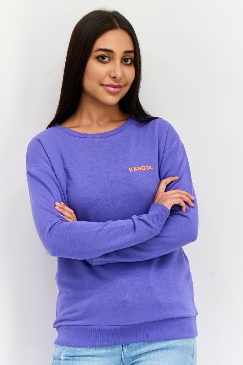 KANGOL سويت شيرت نسائي بأكمام طويلة وياقة دائرية بشعار العلامة التجارية، بنفسجي - Image 1