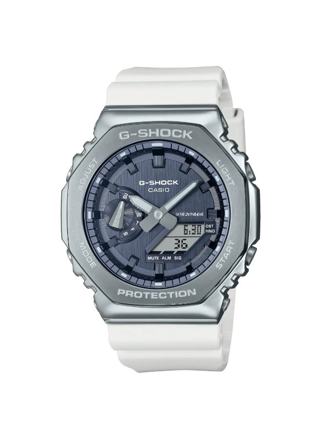 كاسيو ساعة يد Casio G-Shock من سلسلة GA-2100، تجمع بين العرض التناظري والرقمي، وتتميز بحزام من الراتنج الأبيض وهيكل رمادي ثماني الأضلاع. - Image 1