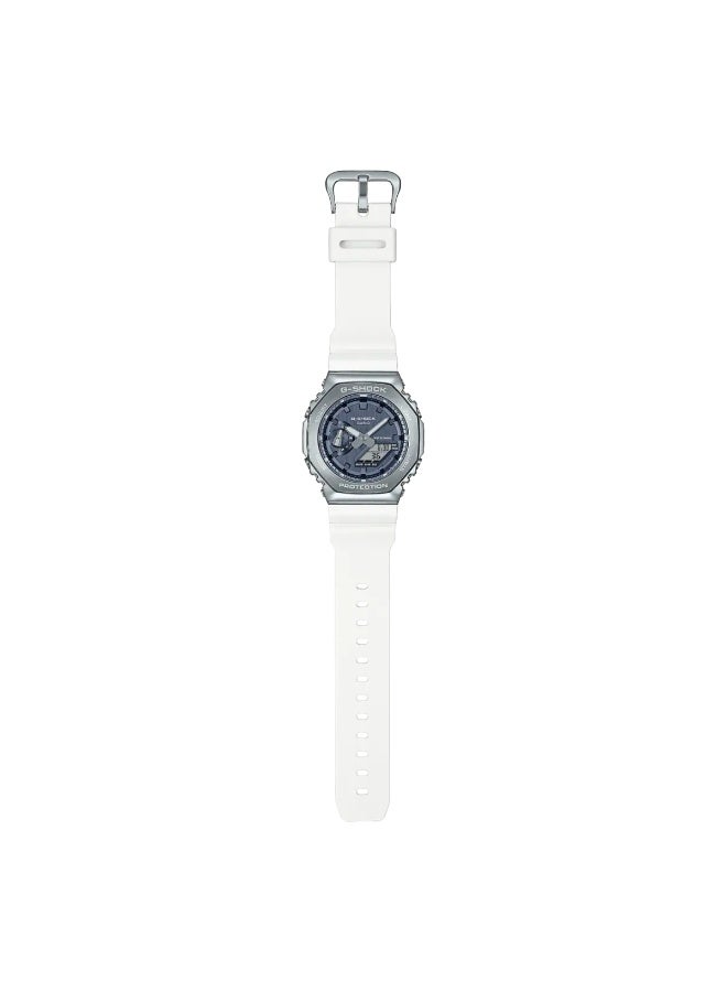 كاسيو ساعة يد Casio G-Shock من سلسلة GA-2100، تجمع بين العرض التناظري والرقمي، وتتميز بحزام من الراتنج الأبيض وهيكل رمادي ثماني الأضلاع. - Image 2
