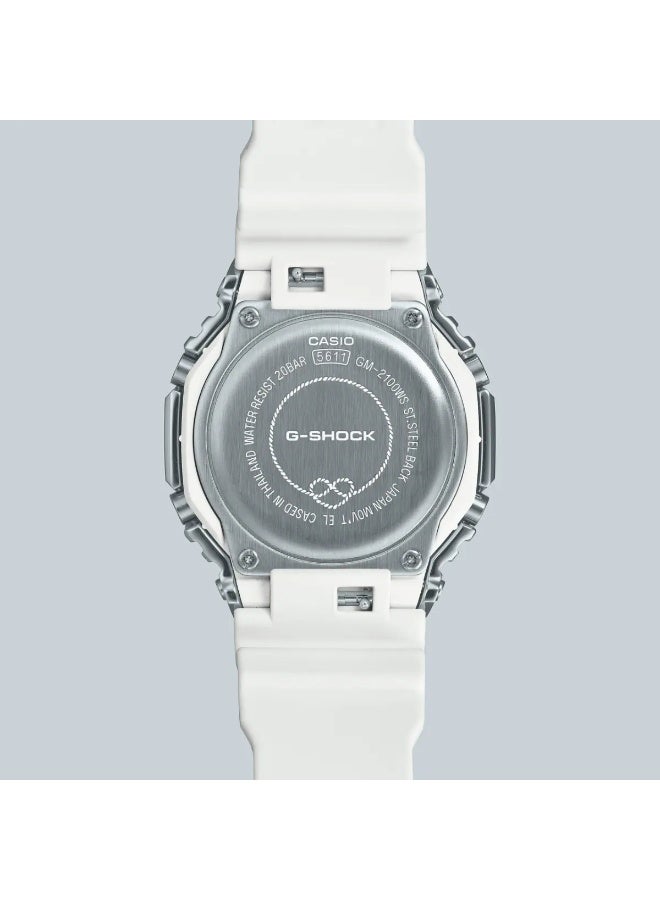كاسيو ساعة يد Casio G-Shock من سلسلة GA-2100، تجمع بين العرض التناظري والرقمي، وتتميز بحزام من الراتنج الأبيض وهيكل رمادي ثماني الأضلاع. - Image 3