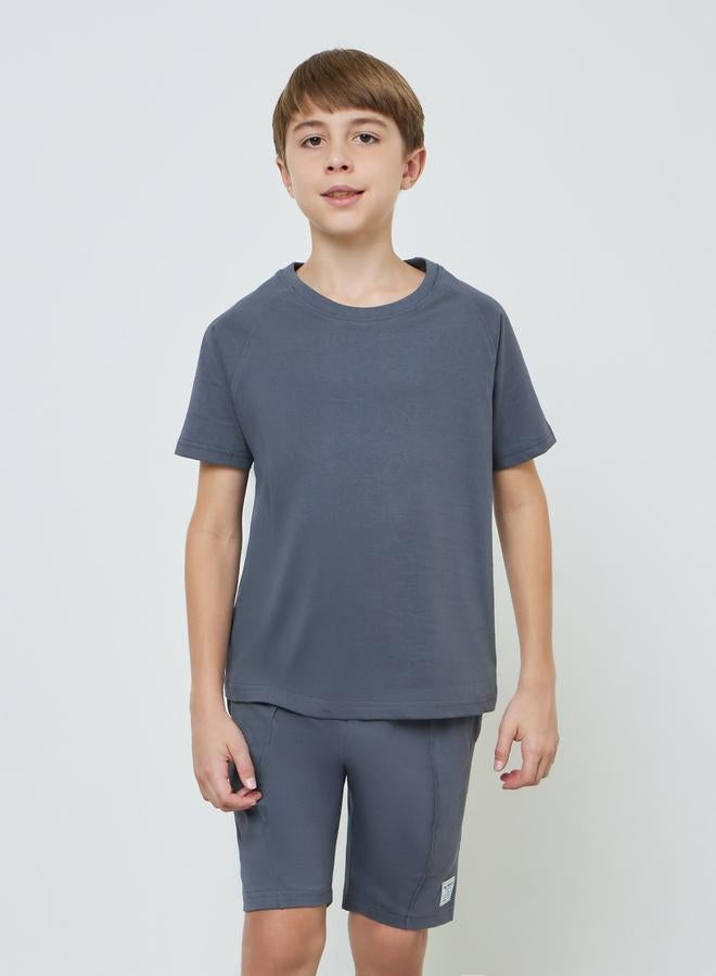 Styli Teen Boys Raglan Sleeve T-shirt and Badge Detail Shorts Set - Image 2