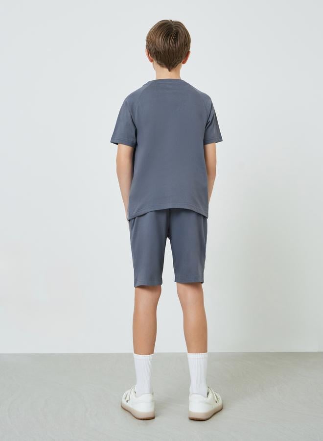 Styli Teen Boys Raglan Sleeve T-shirt and Badge Detail Shorts Set - Image 5