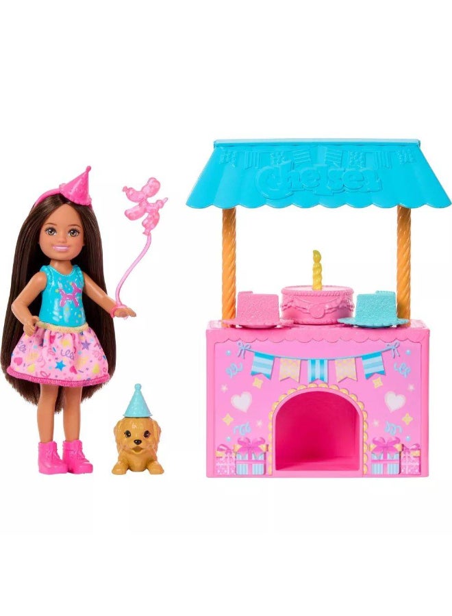 Barbie مجموعة حفلة عيد ميلاد تشيلسي المفاجئة من باربي للعائلة والأصدقاء مع دمية (10+ ملحقات) - Image 2