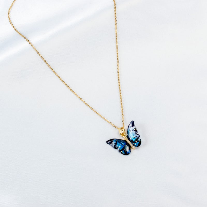 ذا بلاك بيرل اكسسوريز سلسلة أستانليس ستيل ذهبي مع دلاية شكل فراشة زرقاء مرصعة بفصوص الزيركون - Image 2
