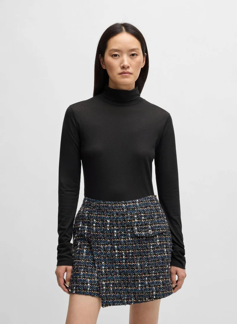 بوس بلوزة بقصة ضيقة وياقة ملفوفة من الجيرسيه الناعم