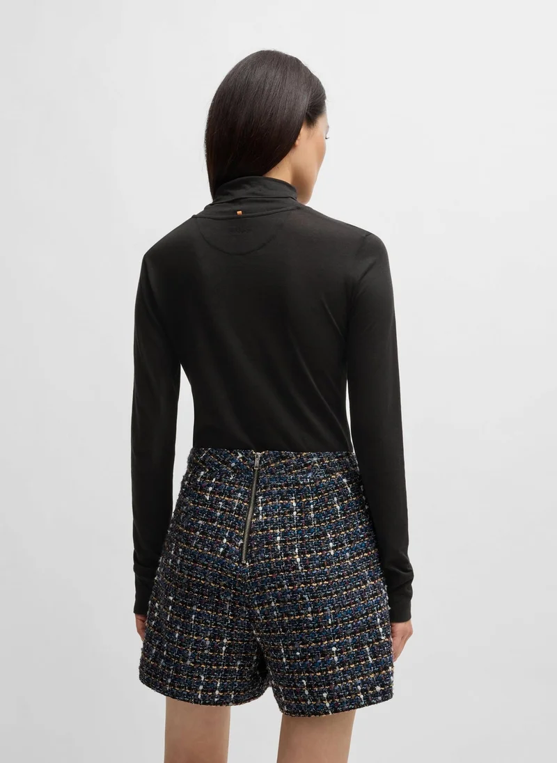 بوس بلوزة بقصة ضيقة وياقة ملفوفة من الجيرسيه الناعم