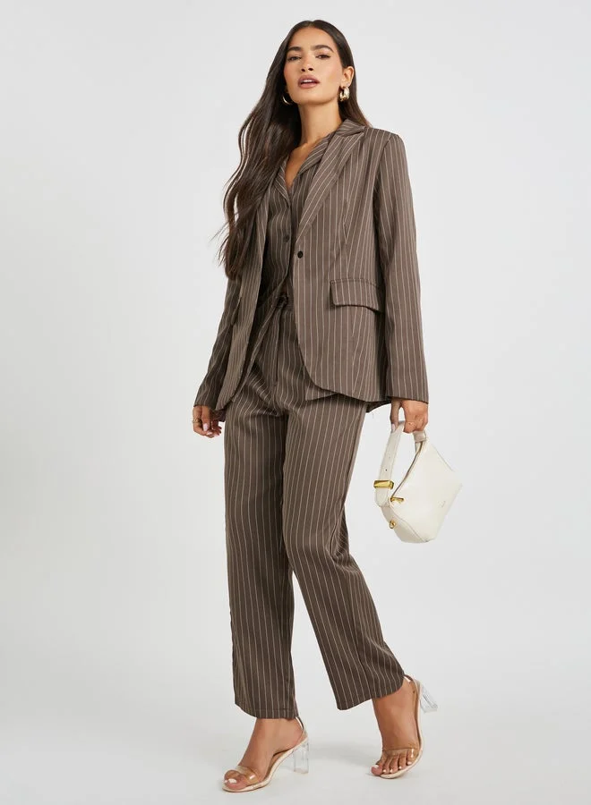 ستايلي سترة بدون أكمام مخططة بياقة مستديرة وتفاصيل أزرار