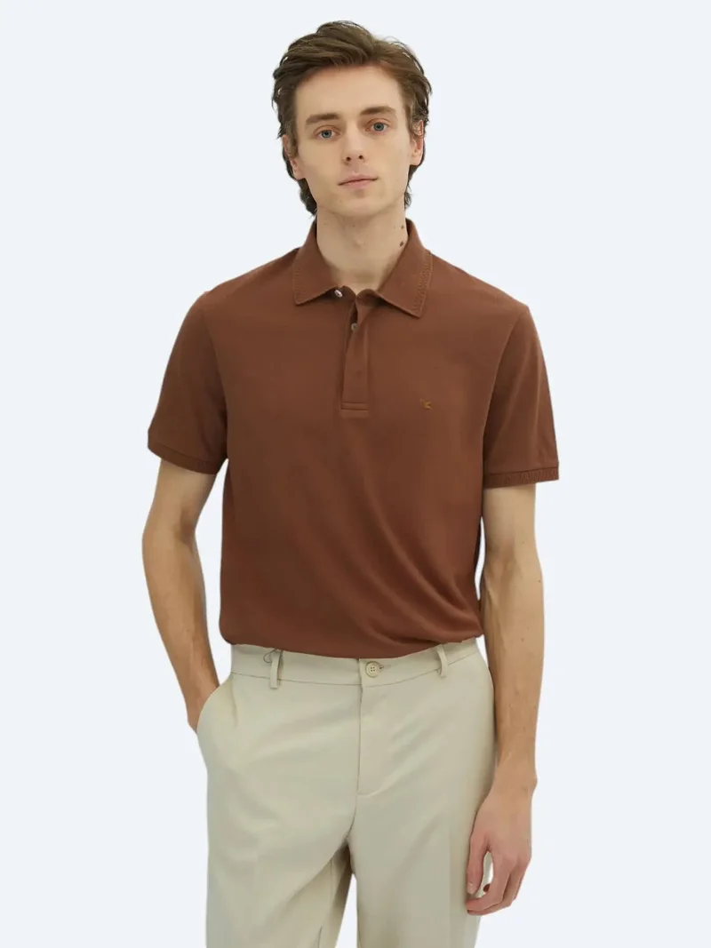 كيب تيشيرت بولو بني سادة بياقة عالية مصنوع من القطن بنسبة 100%