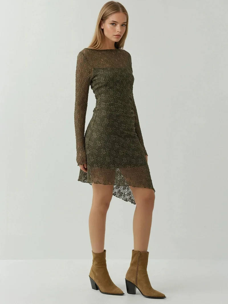 زوبعة فستان قصير دانتيل غير متماثل بياقة قارب