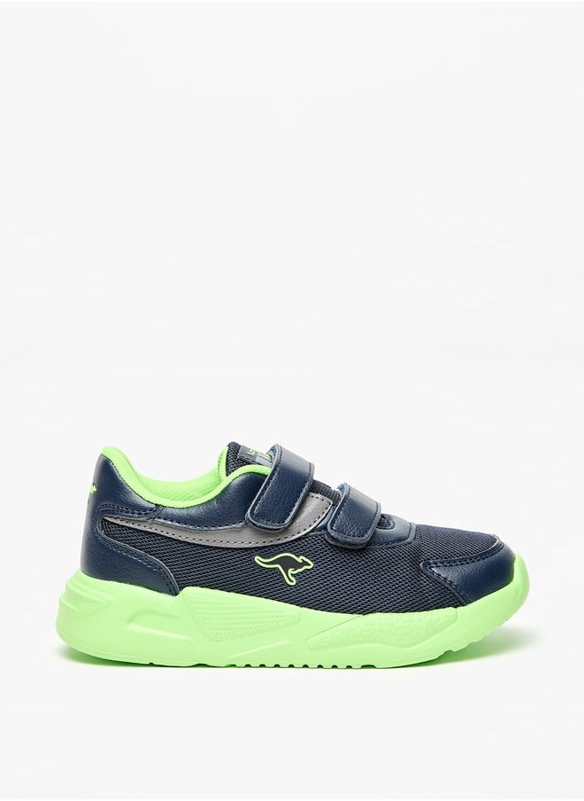 kangaROOS حذاء رياضي للأولاد منقوش بشريط لاصق وخطاف  - Image 1
