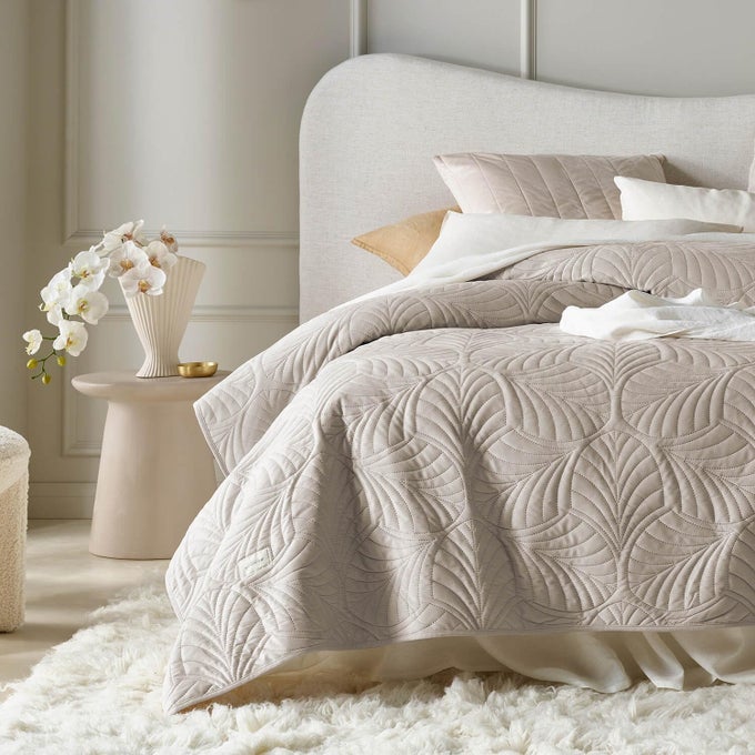 FEEL ELEGANT BEIGE BEDSPREAD 220 X 240 CM VERSATILE AS A BED THROW OR SOFA THROW QUILTED PERFECT AS A VELVET BEDSPREAD