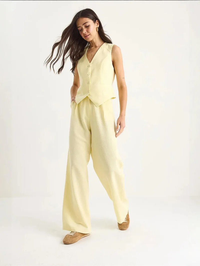 بيانكو لوتشي طقم نسائي قطعتين بلوزة بياقة على شكل حرف  وبنطلون واسع الساق