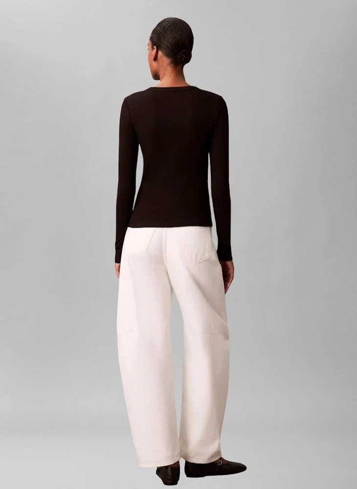 كالفن كلاين جينز تيشيرت بياقة دائرية مزين بشعار العلامة التجارية