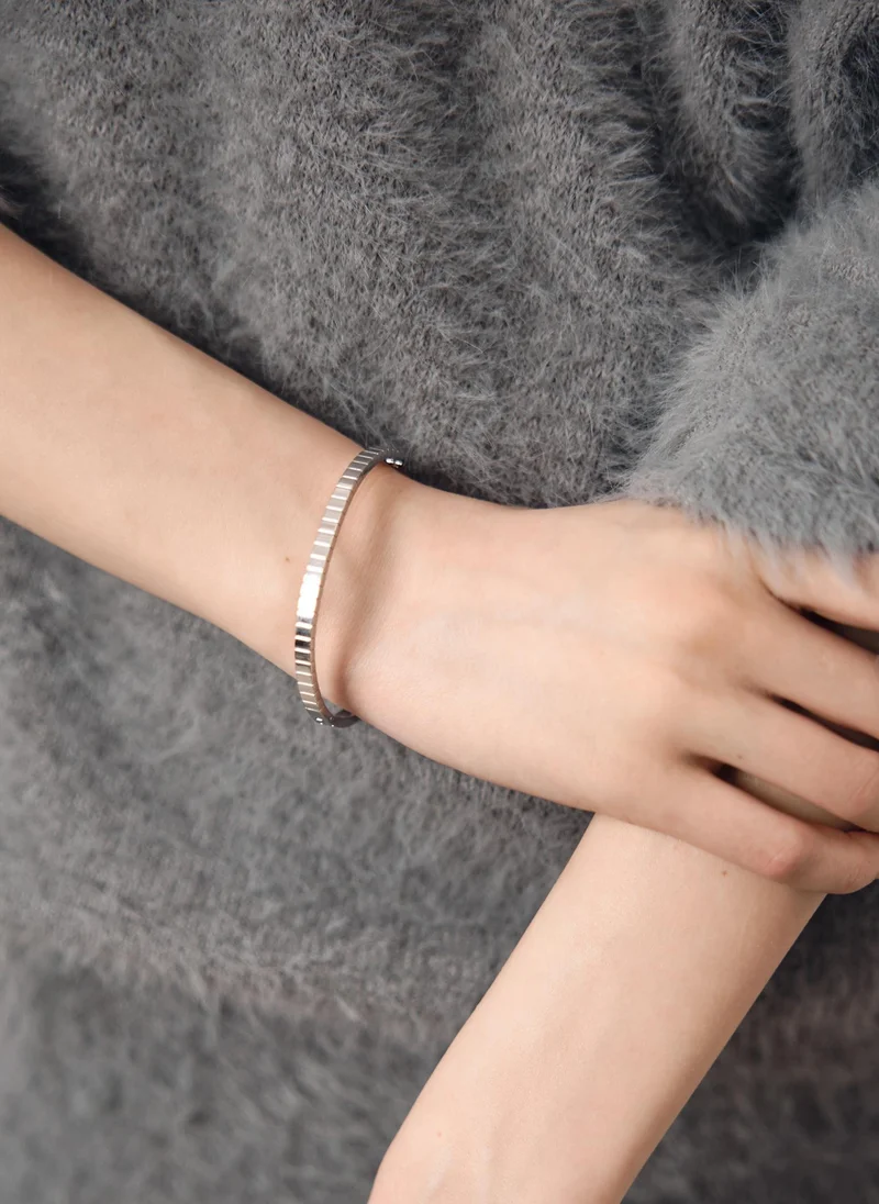 Slim bracelet with ribbed texture