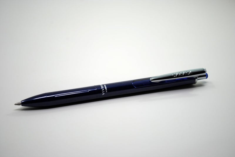 Zebra Pen قلم زيبرا بن ساراسا غراند، قلم حبر جل قابل للسحب، برميل أزرق داكن، نقطة متوسطة، 0.7 مم، حبر أسود، عبوة واحدة (45211) - Image 2