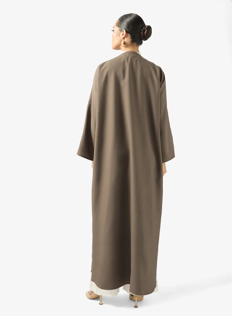 خزانة عباية بتطريز زهري وشيلة