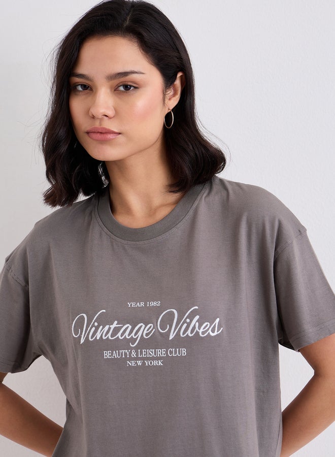 ستايلي تيشيرت فضفاض بتفاصيل كتابة مُطرزة - Image 3