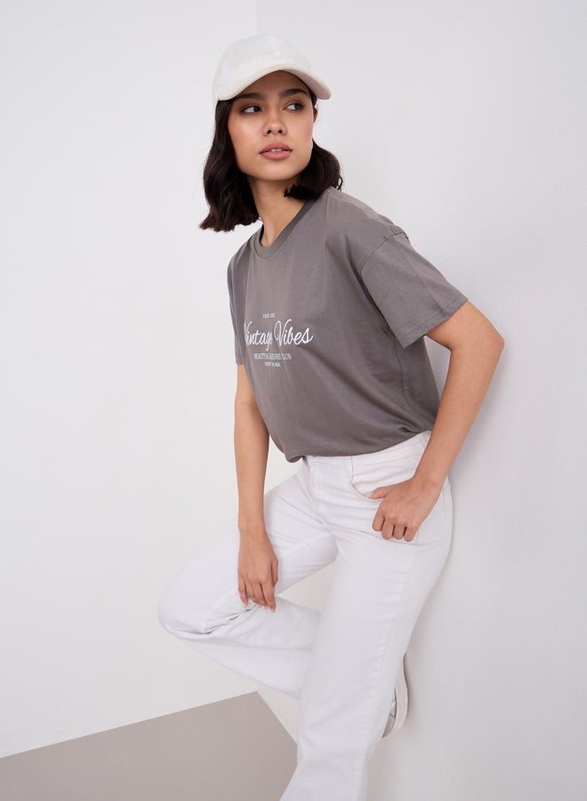 ستايلي تيشيرت فضفاض بتفاصيل كتابة مُطرزة - Image 5