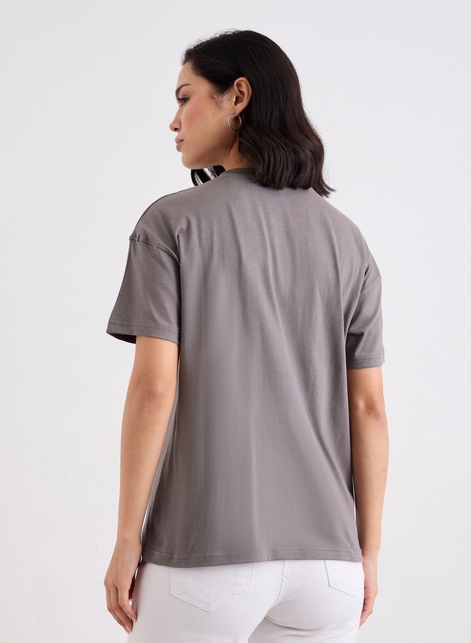 ستايلي تيشيرت فضفاض بتفاصيل كتابة مُطرزة - Image 4