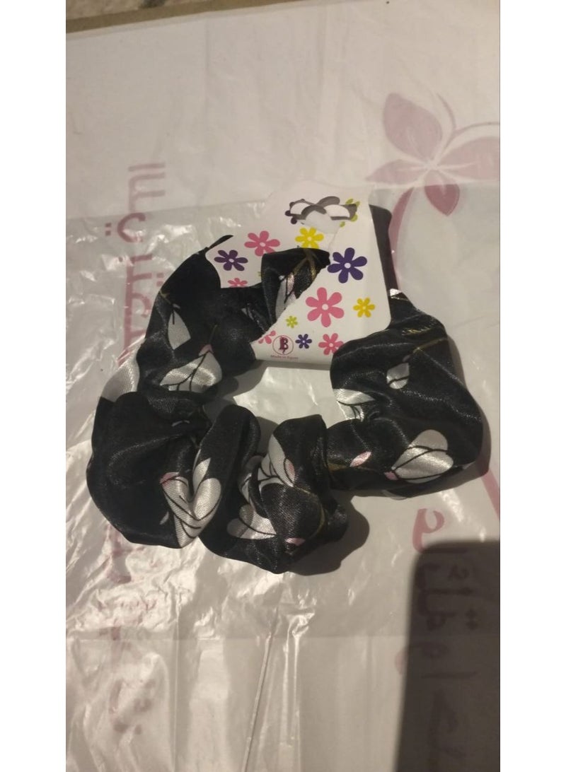 توكة شعر ستان سوبر (Scrunchie) برسومات ورود أنيقة متوفرة بأشكال وتصاميم متنوعة وجذابة - Image 1