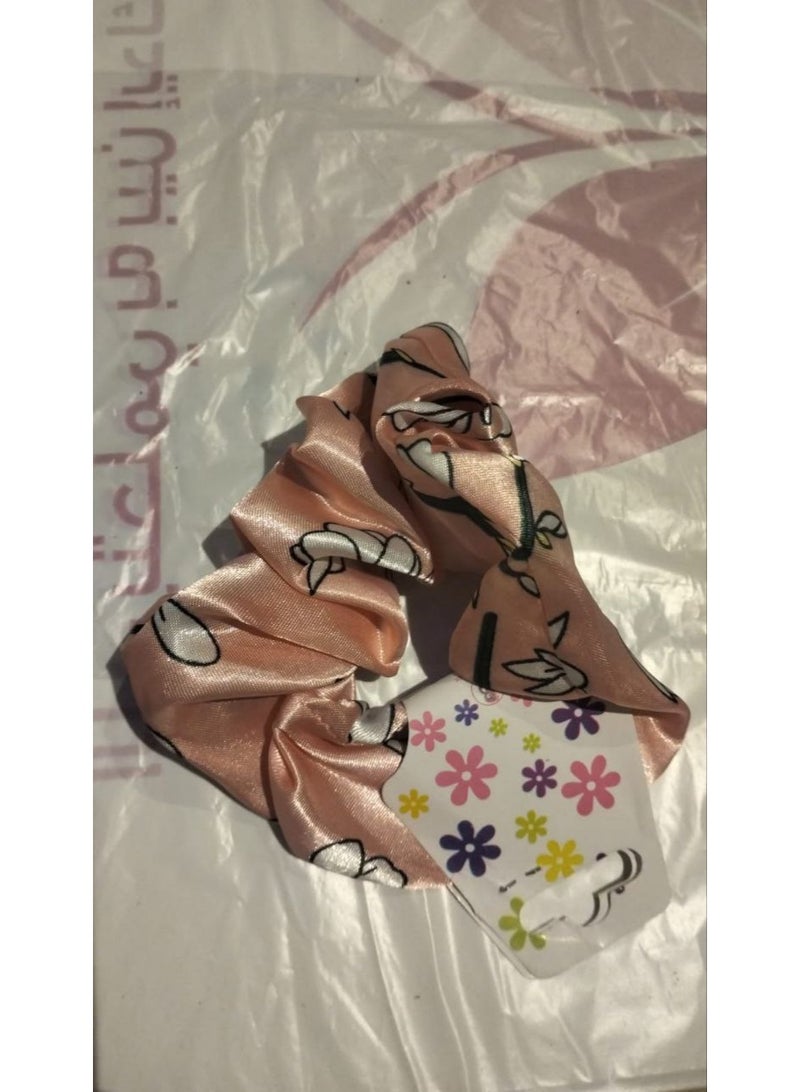 توكة شعر ستان سوبر (Scrunchie) برسومات ورود أنيقة متوفرة بأشكال وتصاميم متنوعة وجذابة - Image 3