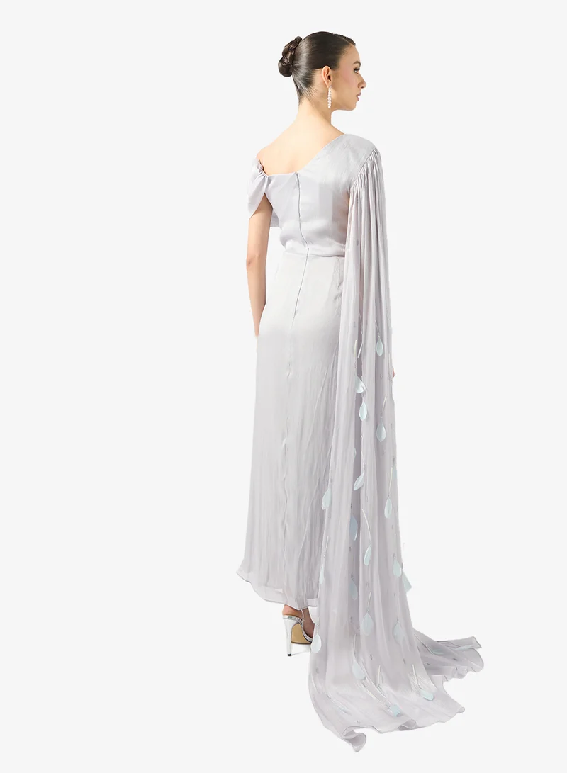 نمشي x فستان بكتف واحد مزين بالريش