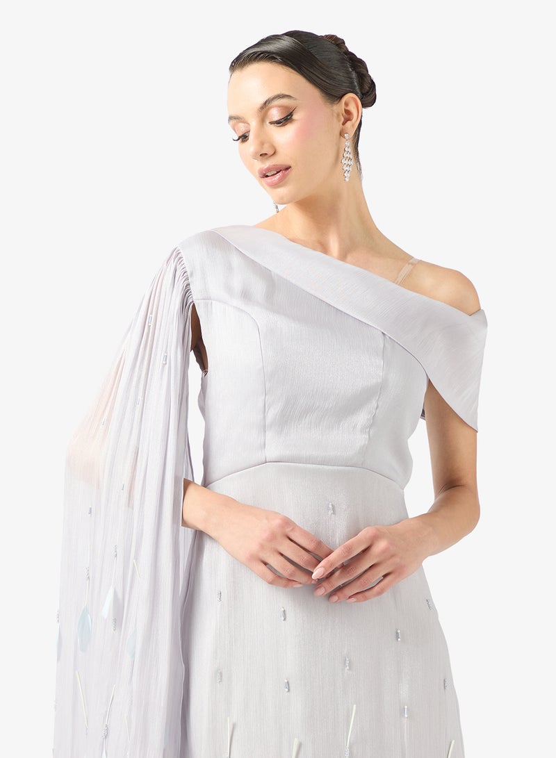 نمشي x فستان بكتف واحد مزين بالريش - Image 3