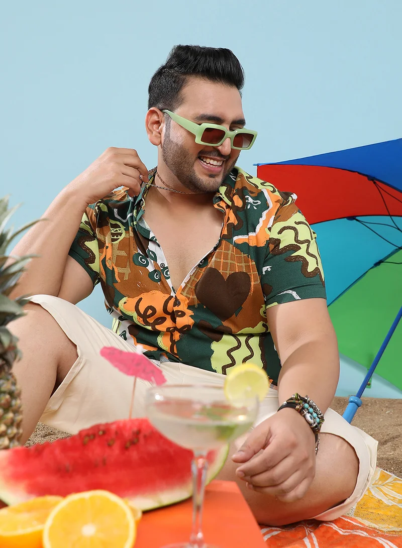 انستافاب بلس قميص رجالي مطبوع باللون الأصفر الخردلي والأخضر الغابي بتصميم رومانسي فني للارتداء الكاجوال بأكمام قصيرة وياقة واسعة وإغلاق بأزرار من الرايون الثقيل بفتحة مريحة للاستخدام اليومي