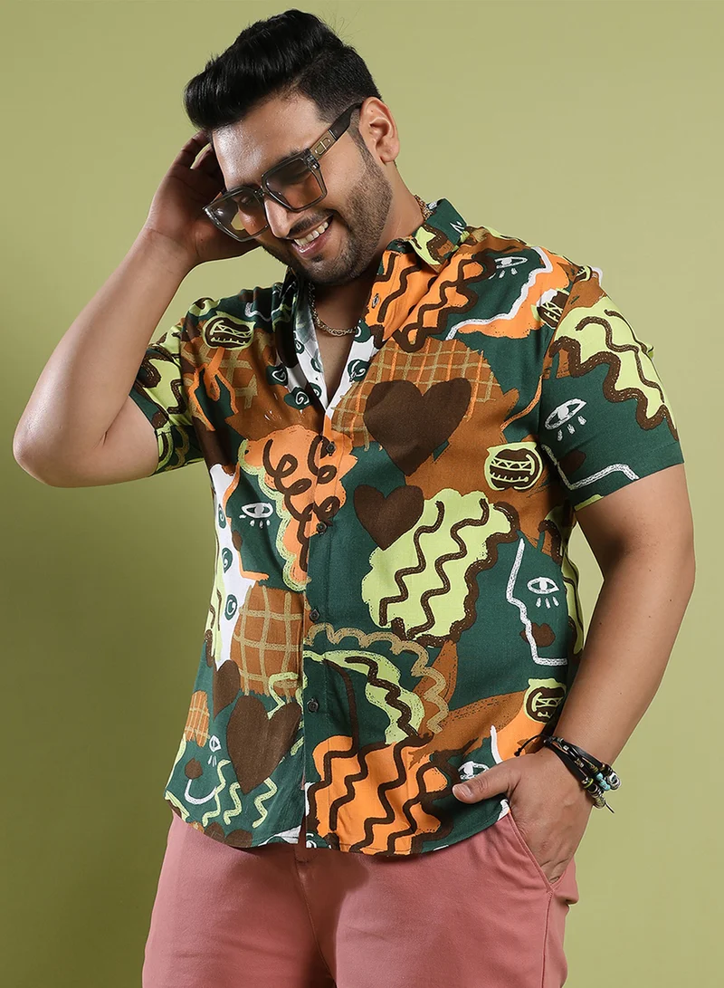 انستافاب بلس قميص رجالي مطبوع باللون الأصفر الخردلي والأخضر الغابي بتصميم رومانسي فني للارتداء الكاجوال بأكمام قصيرة وياقة واسعة وإغلاق بأزرار من الرايون الثقيل بفتحة مريحة للاستخدام اليومي