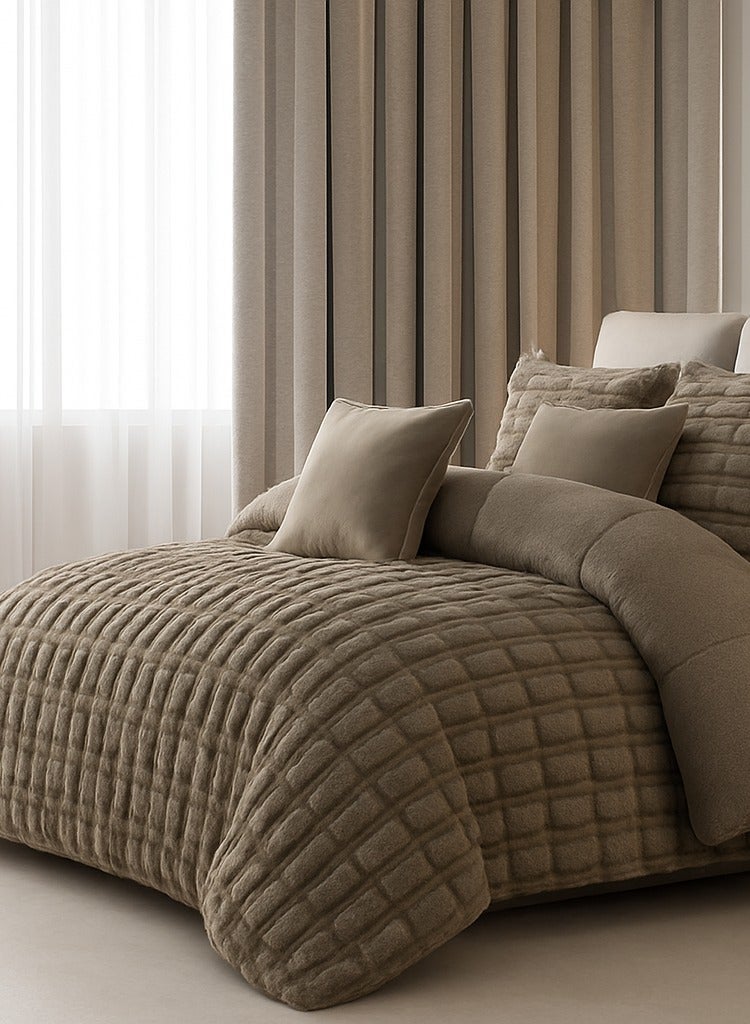 مينج لي مفرش شتوي فاخر وجهين (مخمل × فرو) – طقم لحاف 8 قطع مقاس مزدوج 250×230 سم | تصميم فندقي دافئ وناعم يمنحك راحة وأناقة - Image 3